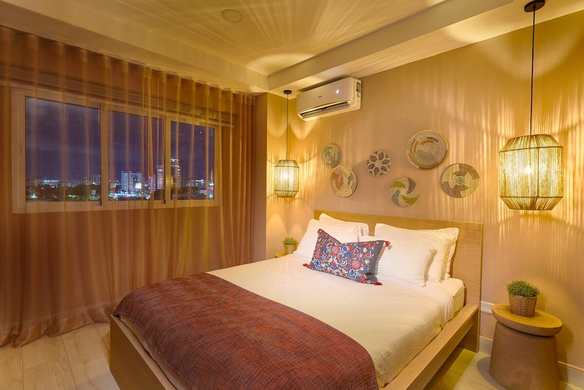 El dormitorio cuenta con una cómoda cama tamaño queen, aire acondicionado para una estancia fresca, un armario espacioso para tus pertenencias y un baño privado para mayor privacidad y comodidad, lo que garantiza una experiencia relajante y agradable.