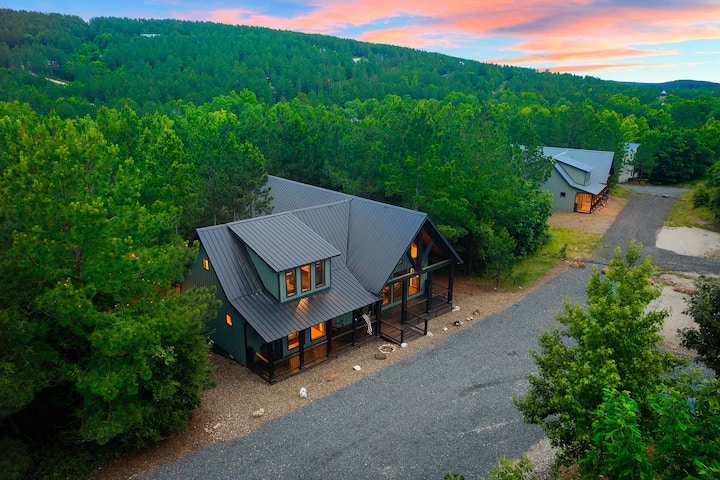 Broken Bow Home w/ Hot Tub, Game Room & EV Charger - Cabins for