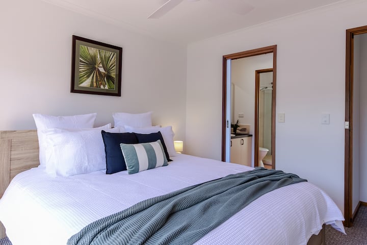 Glavna spavaća soba s bračnim krevetom i spojenom kupaonicom