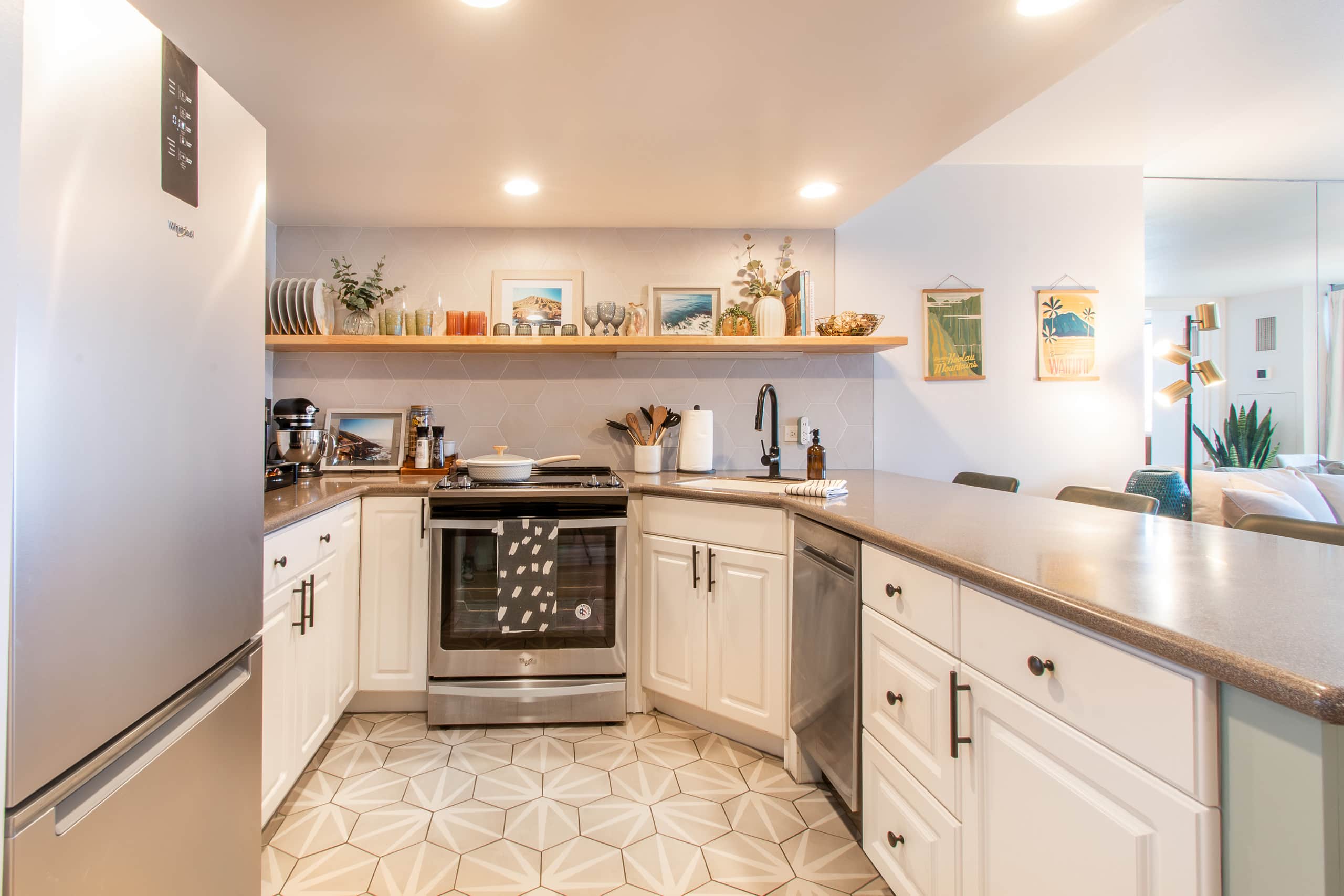 Coastal Chic Condo with Ocean View & Full Kitchen - Image 8