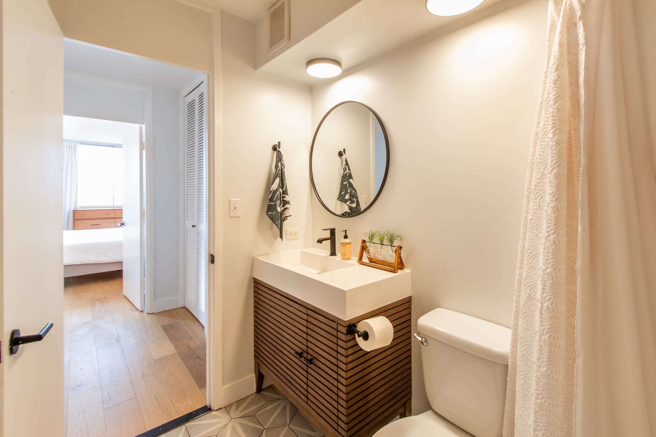 Coastal Chic Condo with Ocean View & Full Kitchen - Image 23