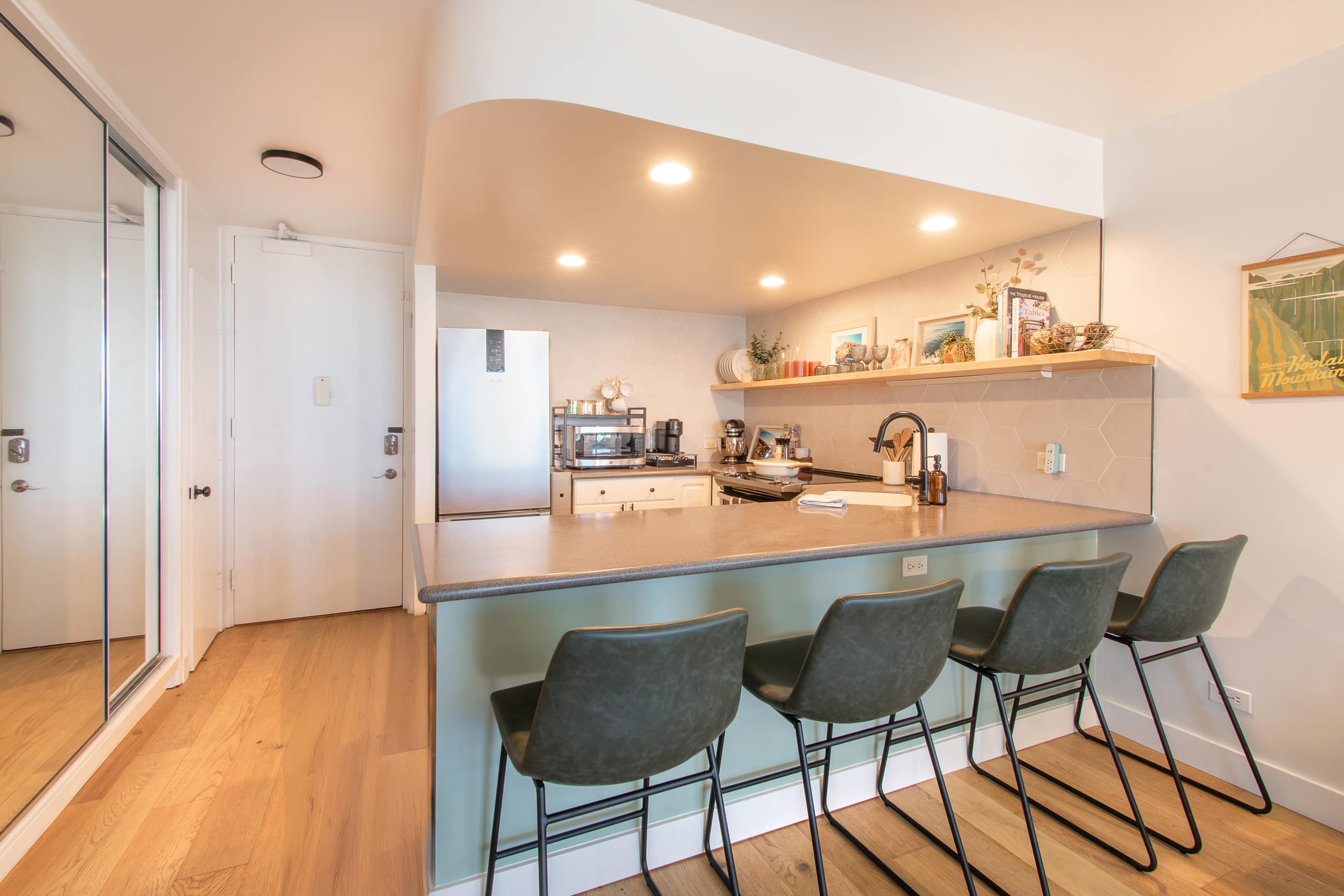 Coastal Chic Condo with Ocean View & Full Kitchen - Image 10