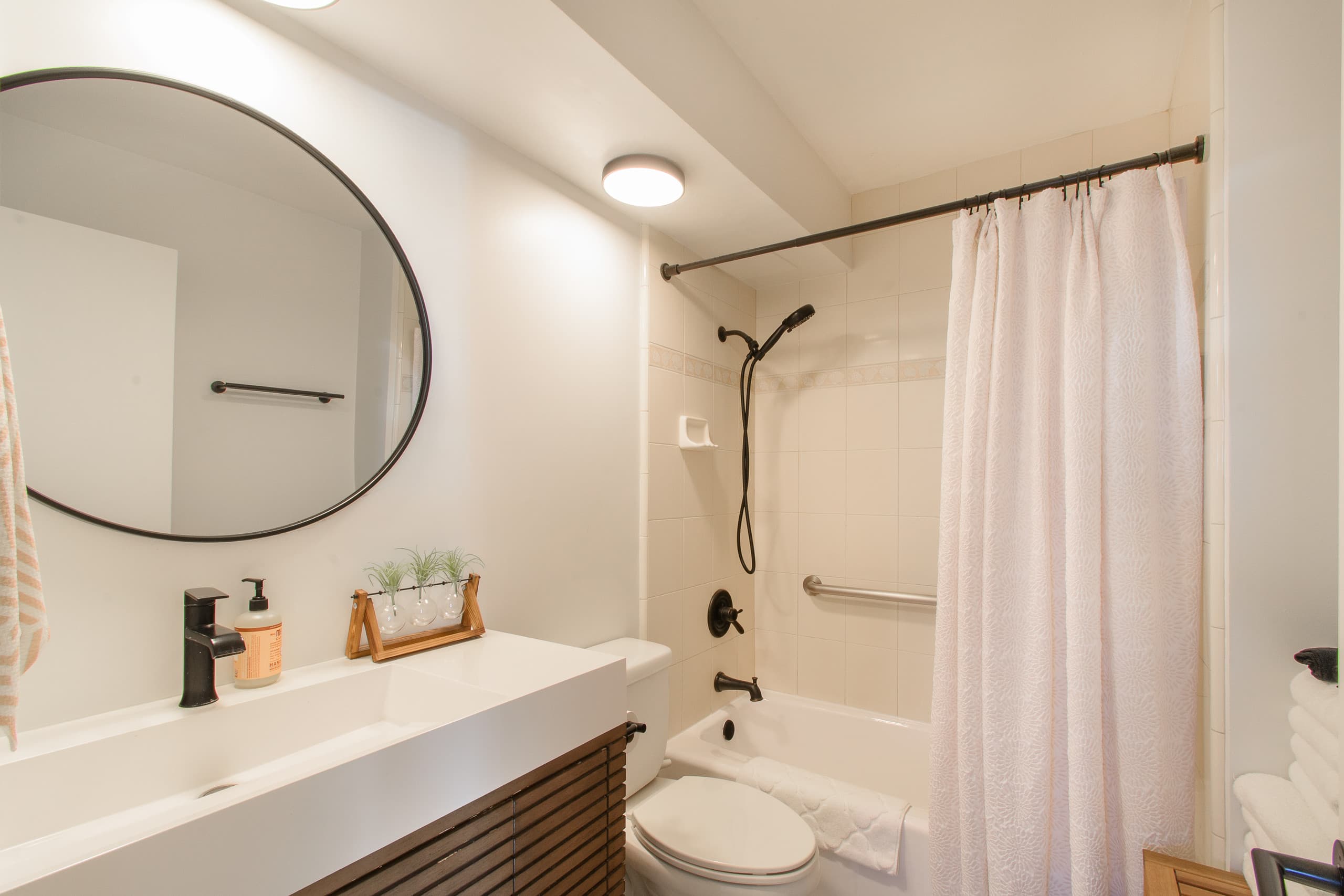 Coastal Chic Condo with Ocean View & Full Kitchen - Image 24