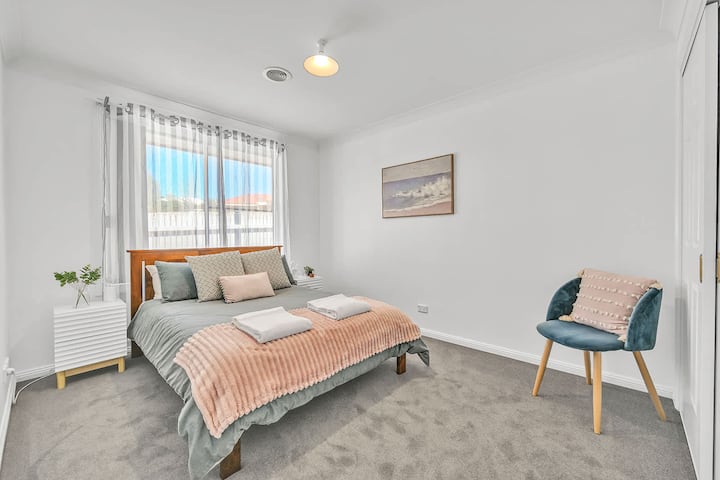 ห้องนอน 2 - เตียงคู่ผ้าห่มไฟฟ้า + BIR