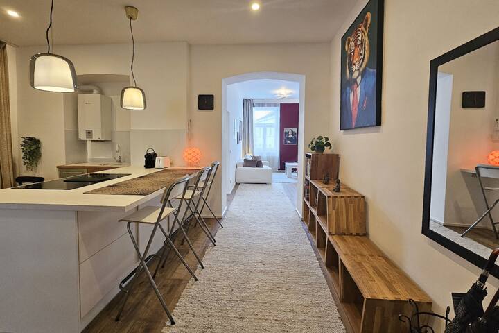 Red-Orange Palm – 200m2, central with style gallery image 3