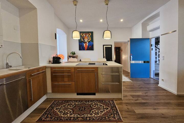 Red-Orange Palm – 200m2, central with style gallery image 4