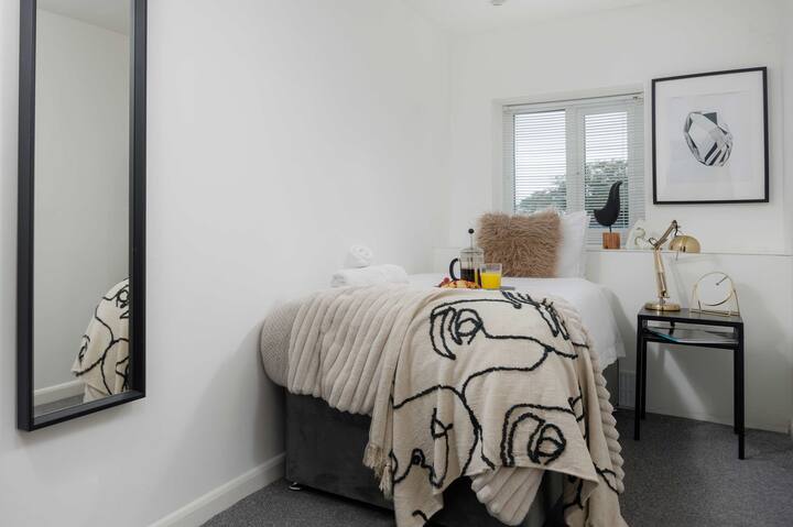 Დატკბით ამ განსაცვიფრებელი ერთადგილიანი საძინებლის კომფორტით.