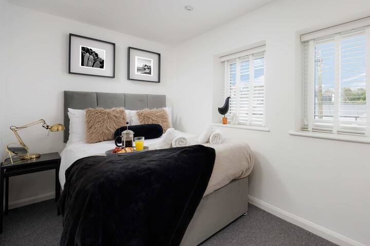 Დატკბით ამ განსაცვიფრებელი ორადგილიანი საძინებლის კომფორტით.