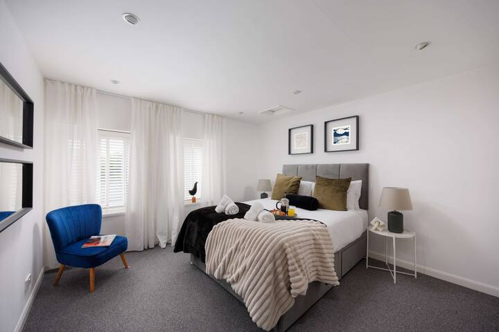 Დატკბით ამ განსაცვიფრებელი ორადგილიანი საძინებლის კომფორტით. Თქვენი სტუმრობისთვის გათვალისწინებულია ახალი ხრაშუნა თეთრეული და ფუმფულა პირსახოცები.