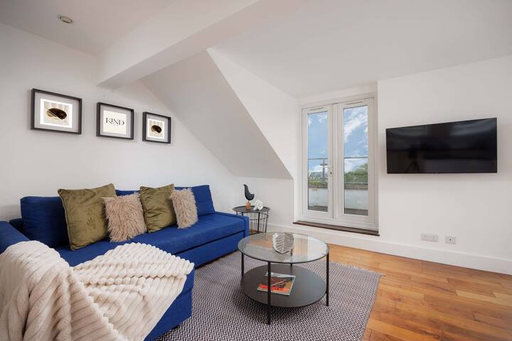 Თანამედროვე მისაღები ოთახი ოჯახთან ან მეგობრებთან ერთად დასასვენებლად.