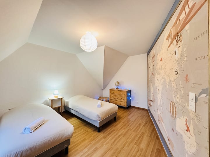 Chambre pour enfants avec 2 lits simple.