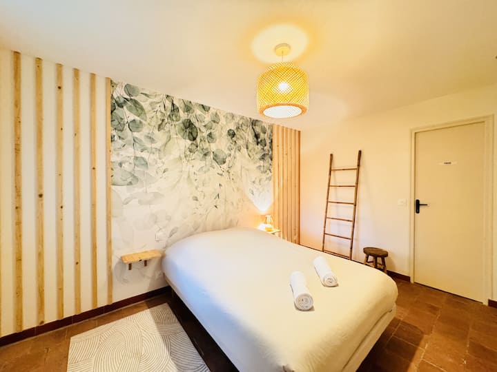 Coin couchage avec commode.