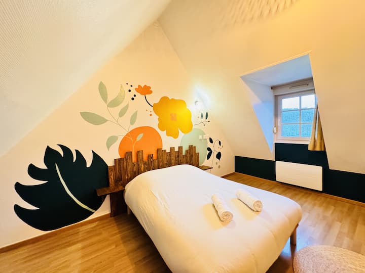 Chambre avec grand lit.