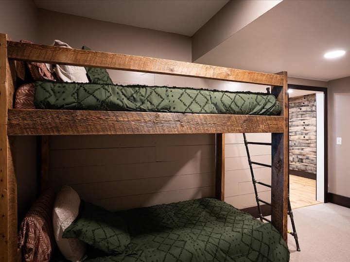 Dormitorio con literas en el nivel inferior