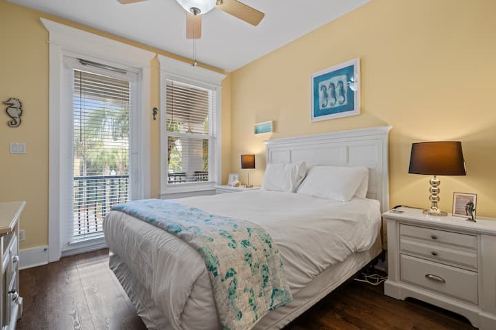 専用バルコニーにアクセスできる2階のクイーンベッドルーム