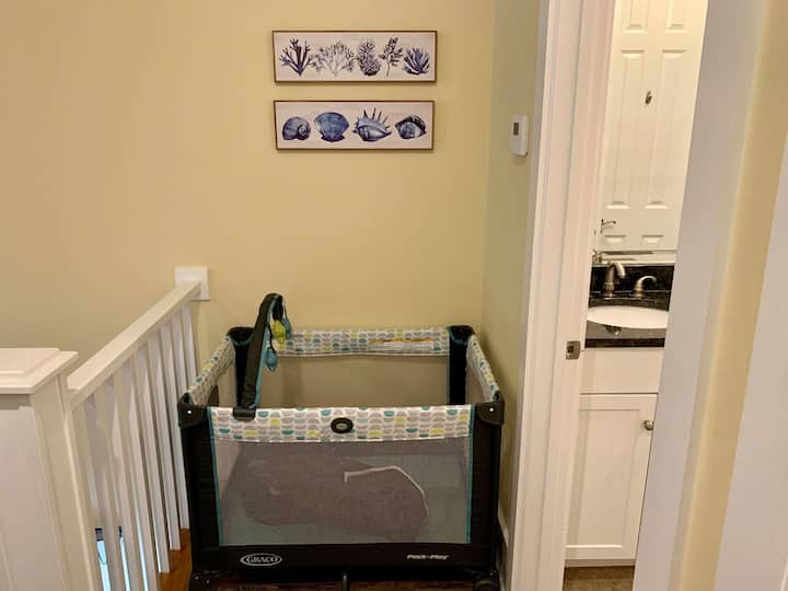 乳幼児連れのゲストの場合、2階のクローゼットにベビーサークルがあります。 