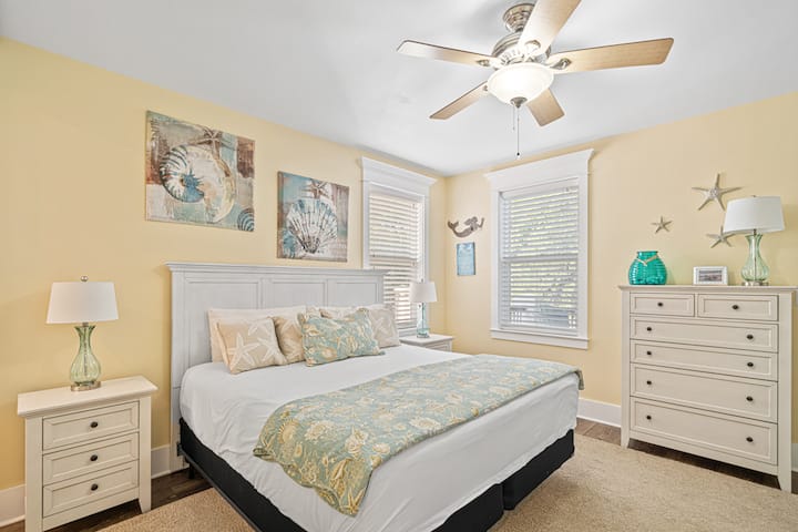 専用バルコニーと専用バスルーム付きの2階のキングベッドルーム