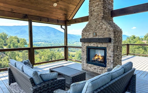 Hang Yer Hat - Stunning Views + Luxurious Design!