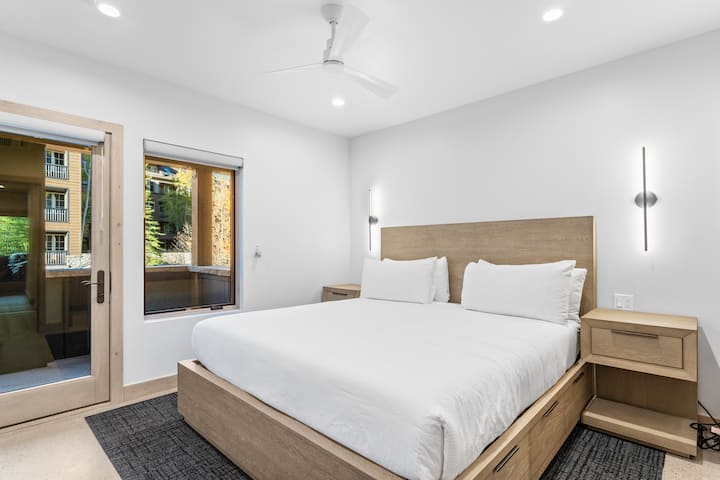 Dormitorio principal en el segundo piso con baño privado, TV de pantalla plana y acceso al balcón. 