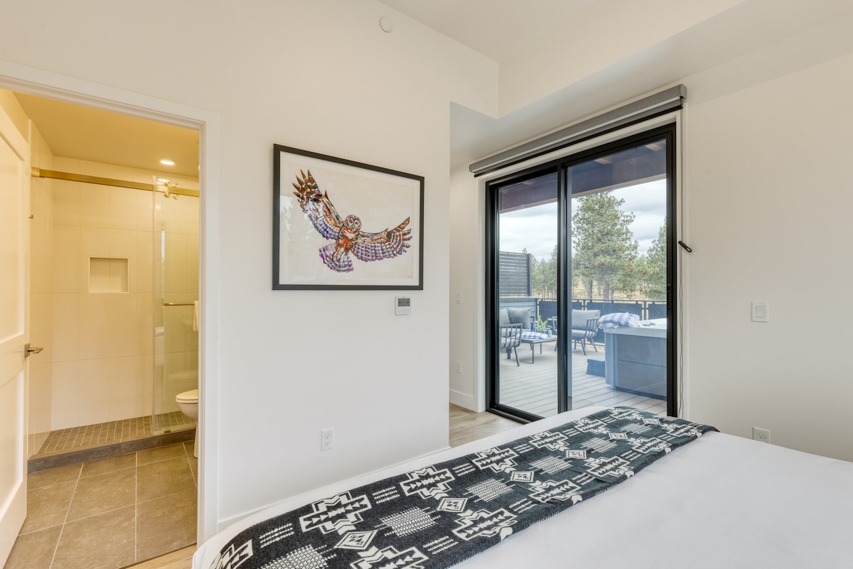 Chumba cha kulala cha msingi kina kitanda cha kifalme, bafu la malazi na ufikiaji wa roshani.