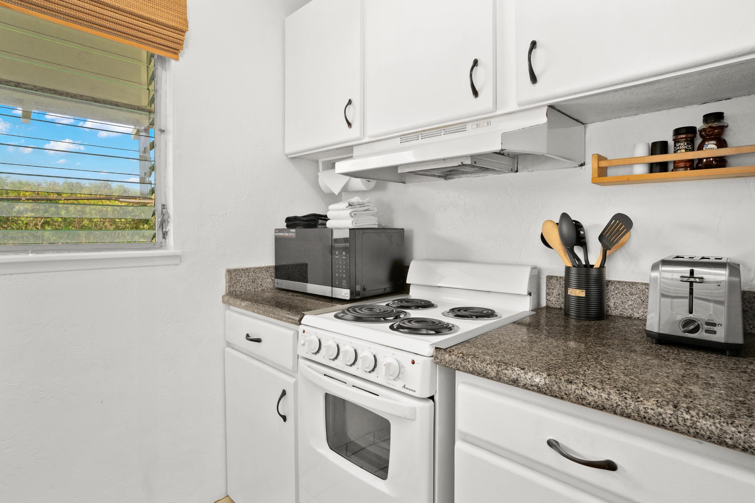 Condo in Kapaa · ★4.76 · 1 bedroom · 2 beds · 1 shared bath - Image 10