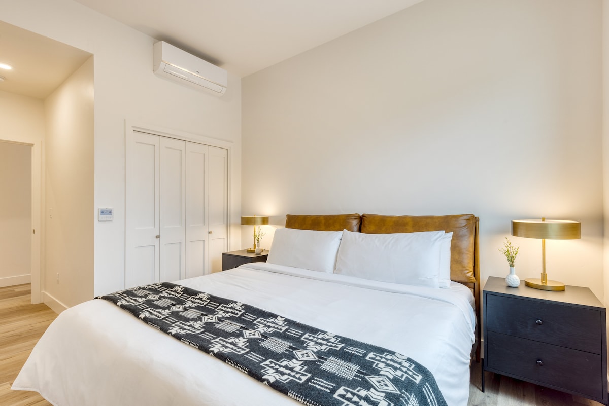 Dhoma e gjumit 2 ka një krevat dopio "king".