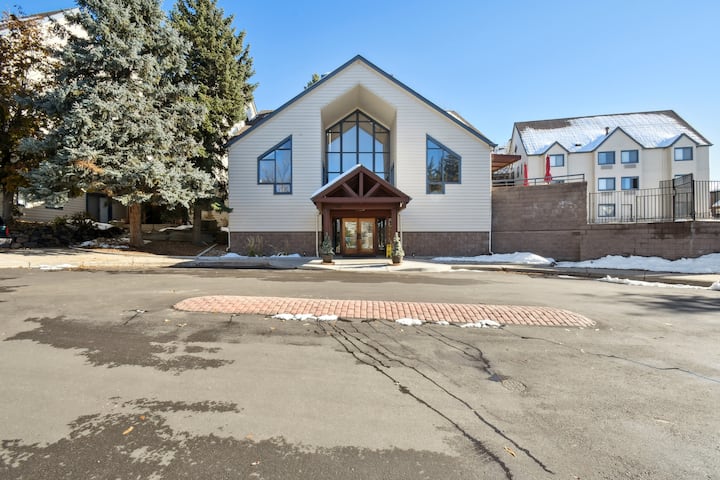 2BR DTC Retreat | Well-Equipped Kitchen & Pool