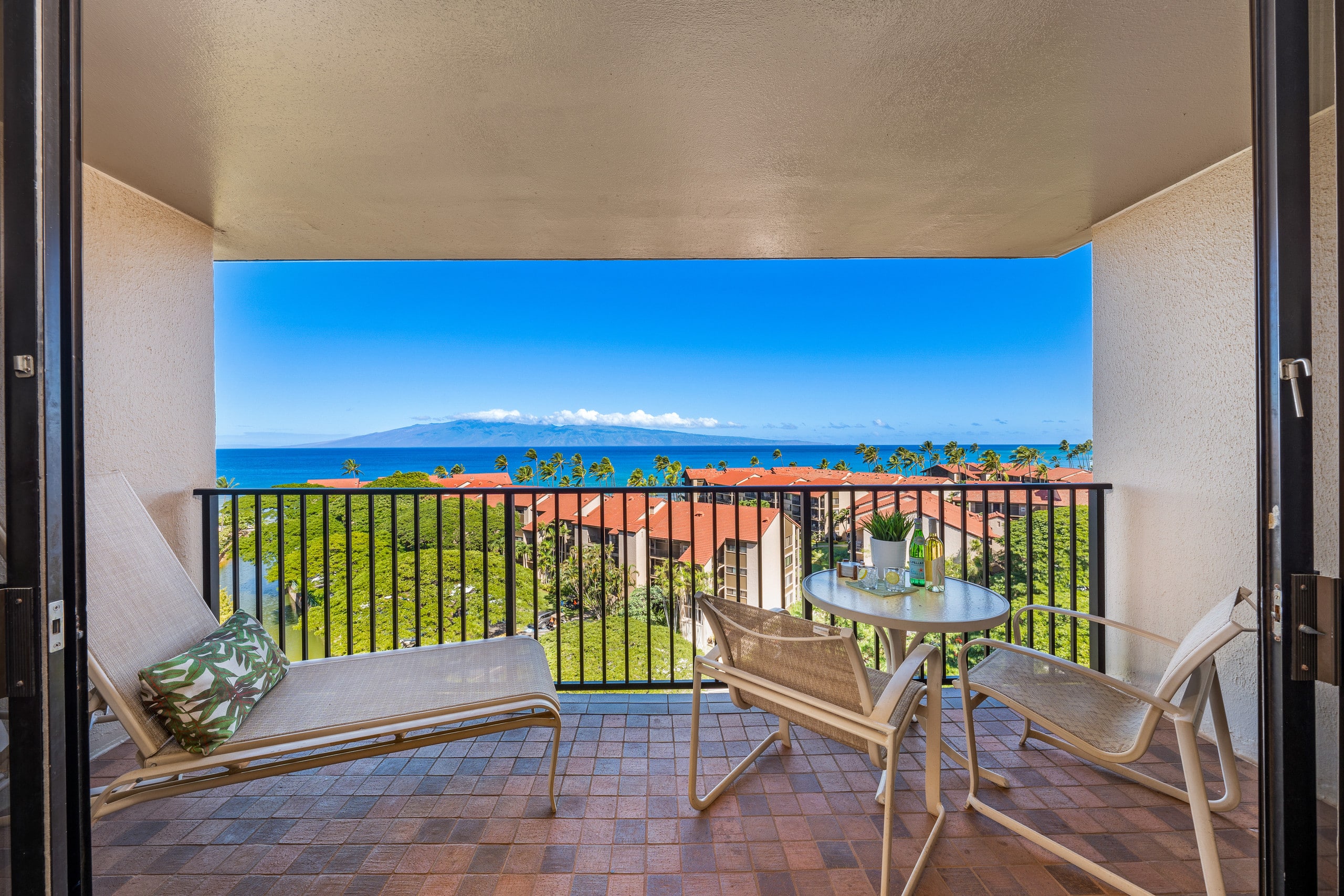 Condo in Lahaina · ★4.9 · 1 bedroom · 2 beds · 1 shared bath - Image 1