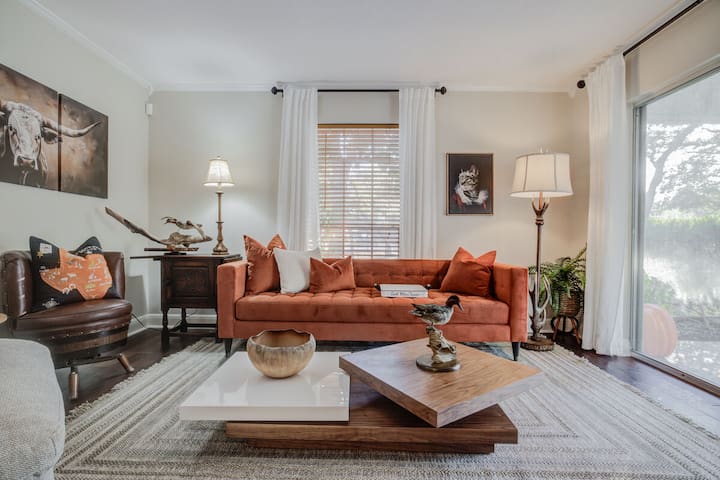 Spacious Austin 4BR Retreat + Game Room & Hot Tub