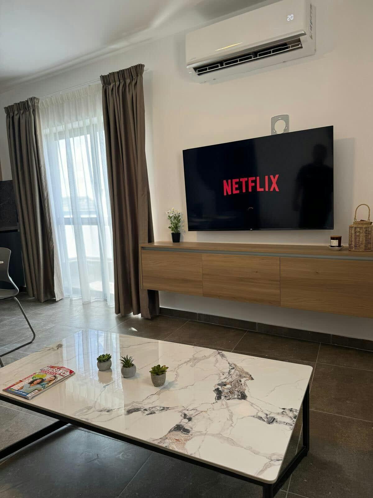 Deluxe 2 bedroom Apt + balcony – by HostMT