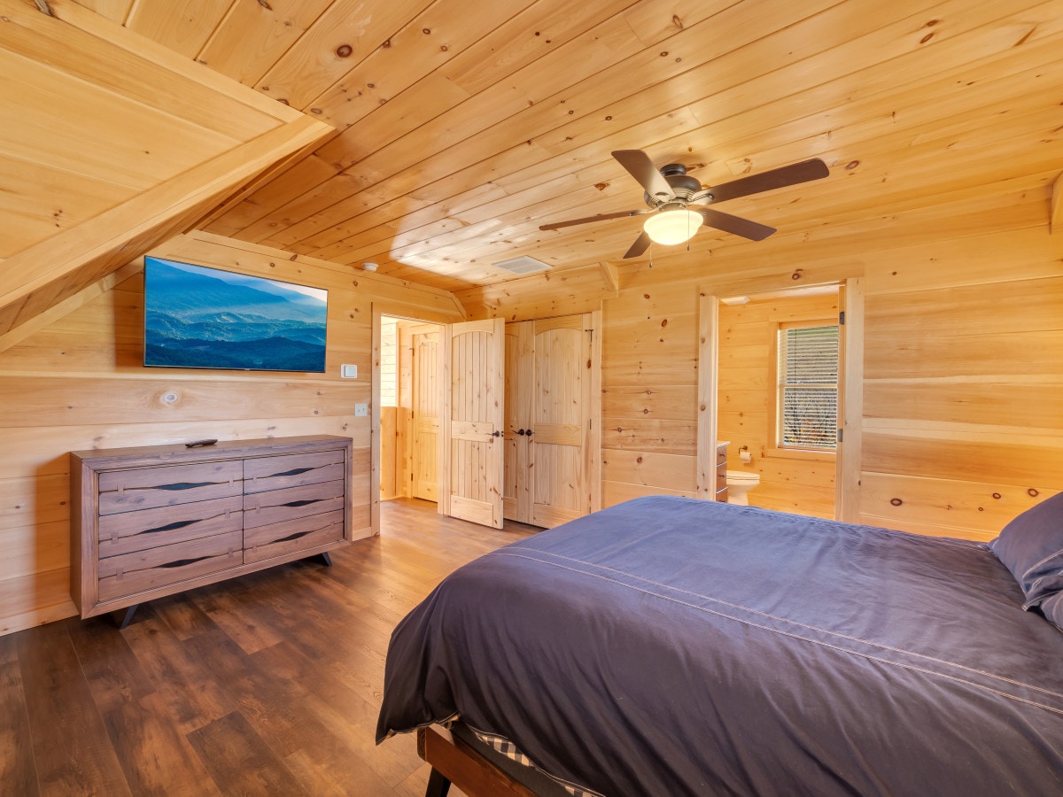 Спалня на тавана + самостоятелна баня