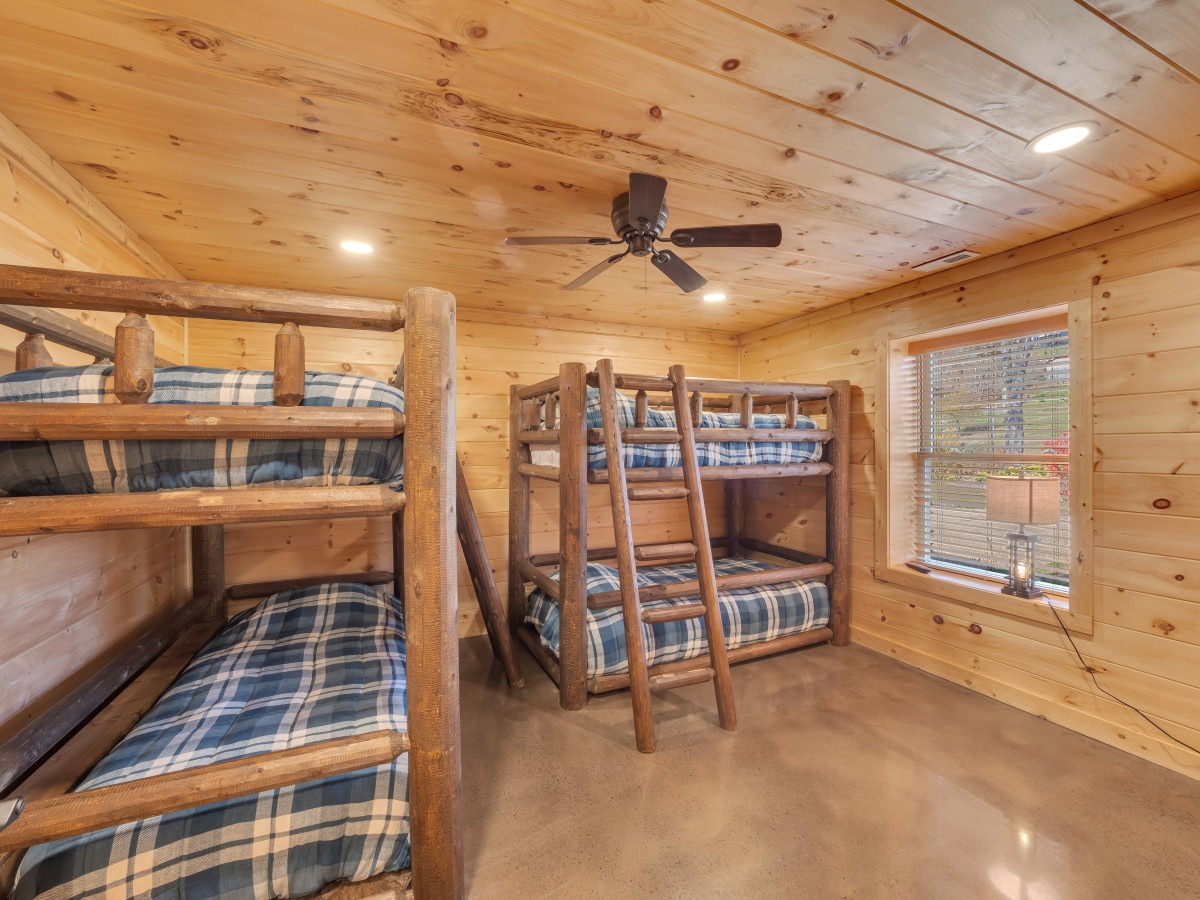 Сутерен – спалня с двуетажно легло