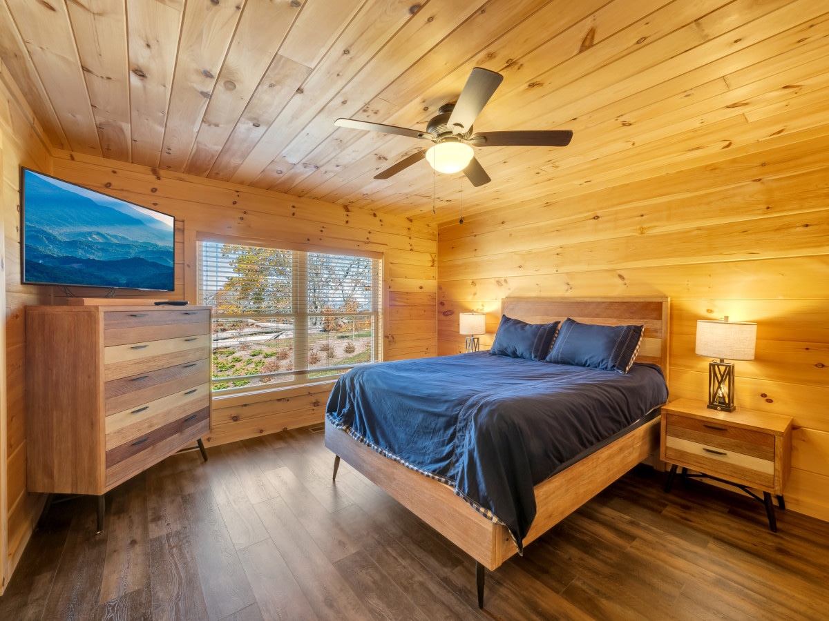 Спалня на приземния етаж + достъп до банята в коридора