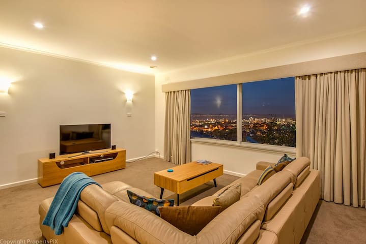 City Lights Spacious walk to restaurant strip