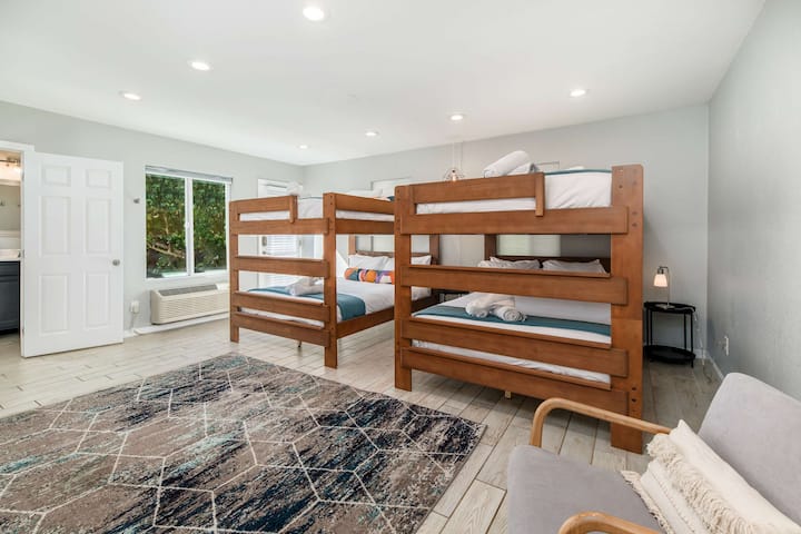 เตียงควีนไซส์เหนือเตียงควีน