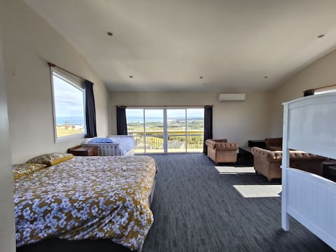 Ridgeview Retreat with Stunning Ocean Views