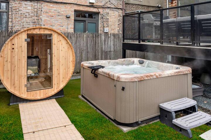 Stunning 5BR Home Chicago w/ Rooftop and Hot Tub gallery image 3