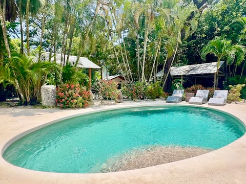 Family and Friends Oasis-5BR- 5 min walk to beach!