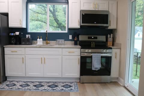 Up on Beech- remodeled Large 6BR- Groups welcome