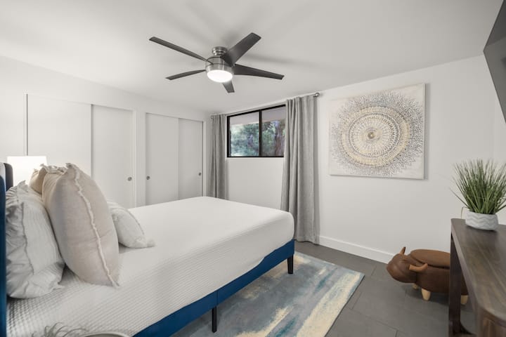 - Светла спална соба со модерен тавански вентилатор и чист декор   - кадифен кревет со мека постелнина за мирен ноќен сон   - Совршено дизајниран за удобност за време на престојот во Седона  