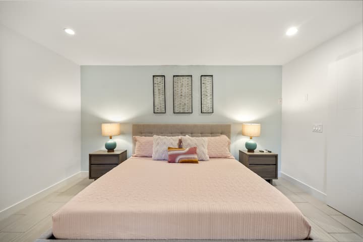 - Модерна суета со црн гранитен плот и дрвени шкафови - Светла бања со големо огледало и елегантна опрема   - Совршено дизајнирана за удобност и функционалност  