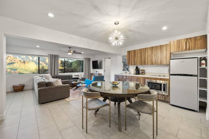 - Дневен простор со отворен концепт со кујна, трпезарија и дневна соба - Големи прозорци со поглед кон планината низ целата соба   - Стилското осветлување и модерните завршетоци создаваат топол амбиент  