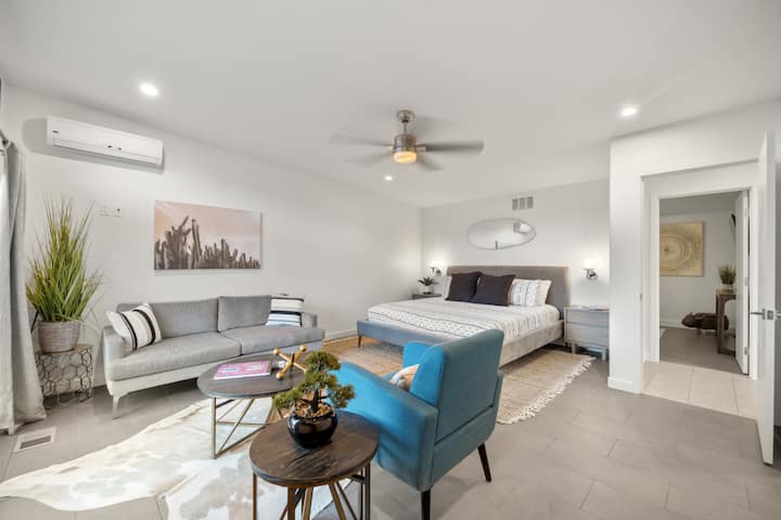 - Просторен спален апартман со брачен кревет и модерен декор   - Удобен простор за седење со кауч и стол за опуштање   - Совршено приватно одморалиште по прошетките и авантурите во Седона  