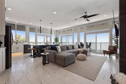 Luxury Lakefront Condo w/ Private Hot Tub & Sauna