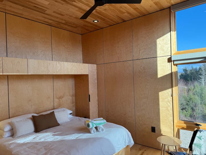 Основна спалня със суперголямо двойно легло.