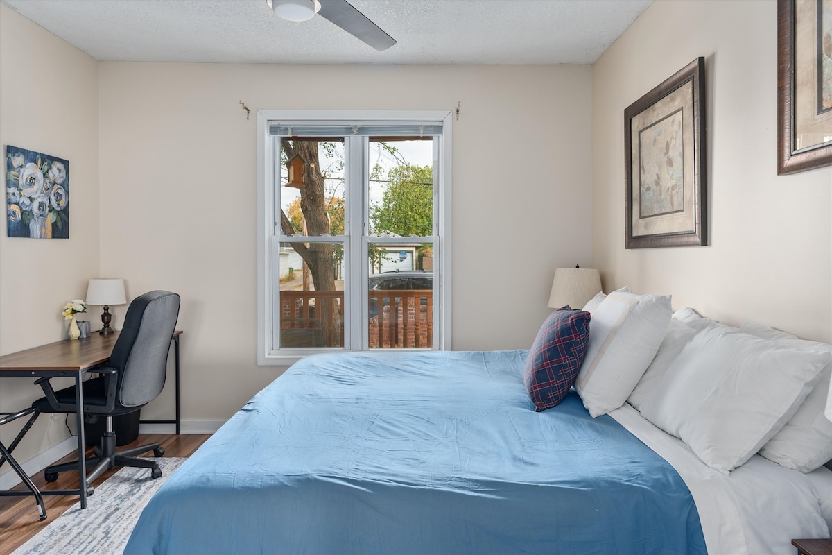 Оваа голема спална соба нуди биро и гардероба за ваша употреба. 