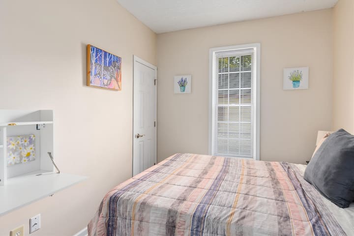 Ეს მყუდრო ქვედა საძინებელი გთავაზობთ კედლის სამუშაო მაგიდას და ორადგილიან საწოლს.