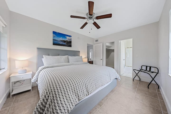 Primaire slaapkamer (kingsize bed)