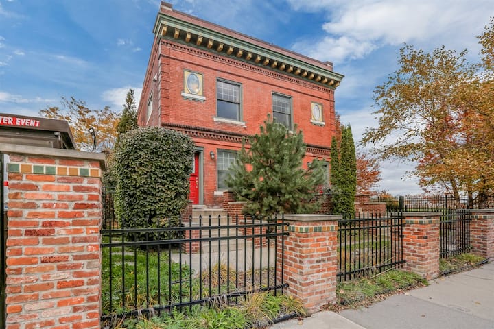 Brush Park Flats | Walk To Stadiums | Sleeps 9 - Windsor