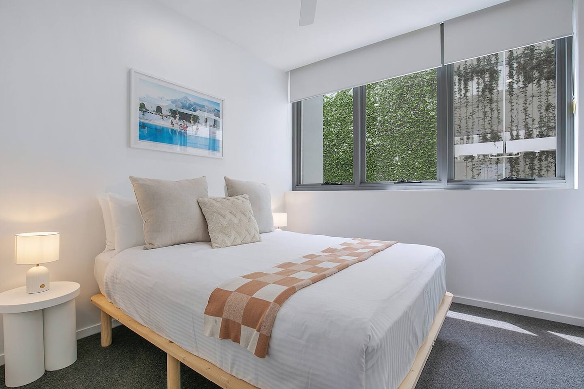 تحتوي غرفة النوم الأولى الواسعة على سرير بحجم كوين مع طاولات جانبية ومصابيح قراءة. مروحة السقف تبقيك باردًا في ليالي الصيف الحارة.